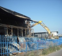 Fermi i lavori per l’abbattimento del capannone bruciato: non sono state rispettate le norme di sicurezza e le indicazioni della Conferenza dei servizi per la bonifica dell’area.