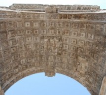 Comune e Soprintendenza sapevano da diversi mesi che l’acqua piovana si infiltra nell’Arco di Traiano. Perché fanno finta di averlo appreso solo adesso?