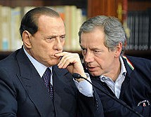 Il Sindaco di l’Aquila aveva chiesto al Governo lo stato di emergenza cinque giorni prima della tragedia, ma nessuno rispose. Berlusconi replica: “l’emergenza si dichiara solo dopo il disastro”.