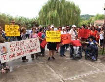 Chiuso il centro autogestito per i disabili, ma non apre quello affidato alla coop Esculapio. Strane coincidenze.