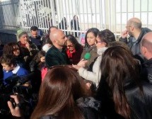 “Striscia la notizia” a Benevento per i bambini costretti a mangiare il panino fuori dalla scuola.