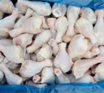 Pollo per i bambini della mensa, surgelato e farcito con 5 additivi chimici