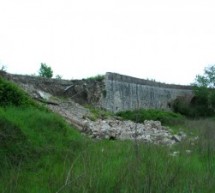 INCREDIBILMENTE la Soprintendenza archeologica e la Provincia considerano poco importante il pezzo di Ponte Valentino crollato. La polemica risposta di Altrabenevento: “mentre la soprintendenza filosofeggia qualcuno ha rubato anche le soglie di pietra sulle sponde”