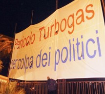 Un mega striscione per contestare la mega centrale a turbogas e la ambiguità dei politici locali.