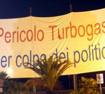 Dissequestrato lo striscione “PERICOLO TURBOGAS PER COLPA DEI POLITICI”. Non costituisce reato.